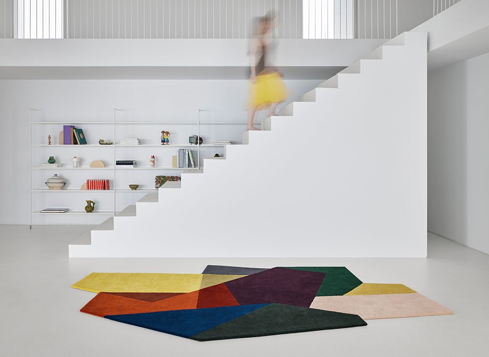 Loko Rug Teppich Colour Gan: Moderner, farbenfroher Teppich mit geometrischen Formen in minimalistischem, weißem Raum.