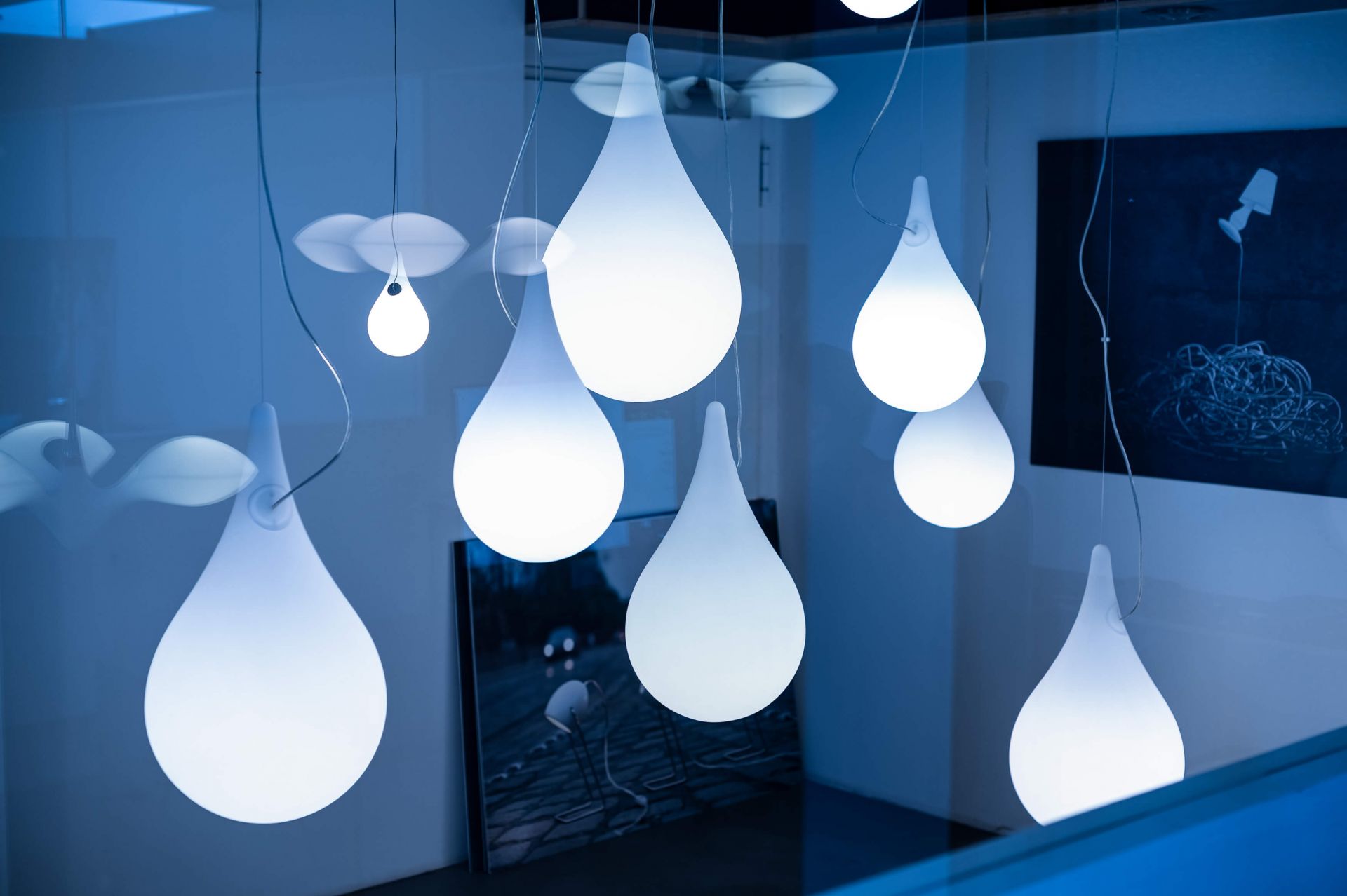 Nahaufnahme der Liquid Light Pendelleuchten, tropfenförmige Designerlampen für moderne Innenräume.