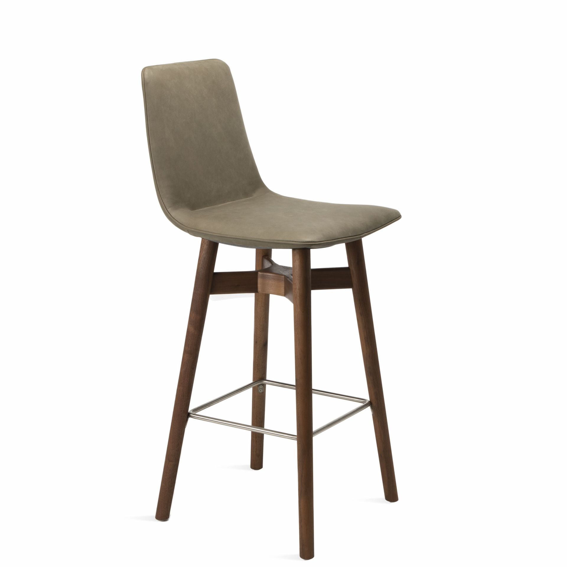 Amelie Thekenhocker mit hoher Rückenlehne, braunem Holzgestell und Fußstütze aus Metall.
