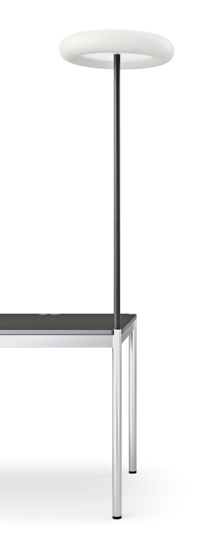 Belux Oto Tischleuchte in Schwarz, 4000K, mit Multisensor auf einem Schreibtisch.