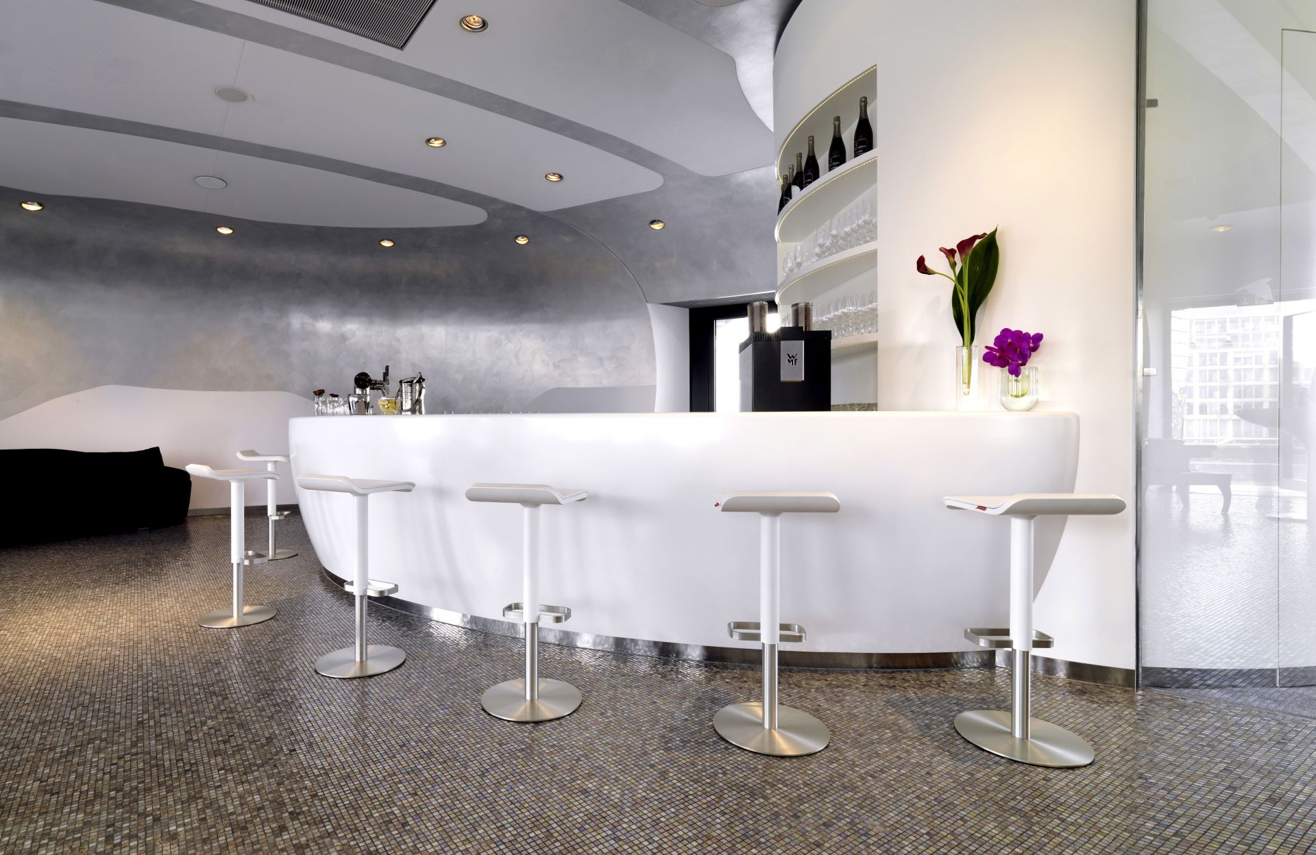 Moderner ED Barhocker von Moree, weiß, höhenverstellbar, mit Fußstütze, in stilvollem Bar-Ambiente.