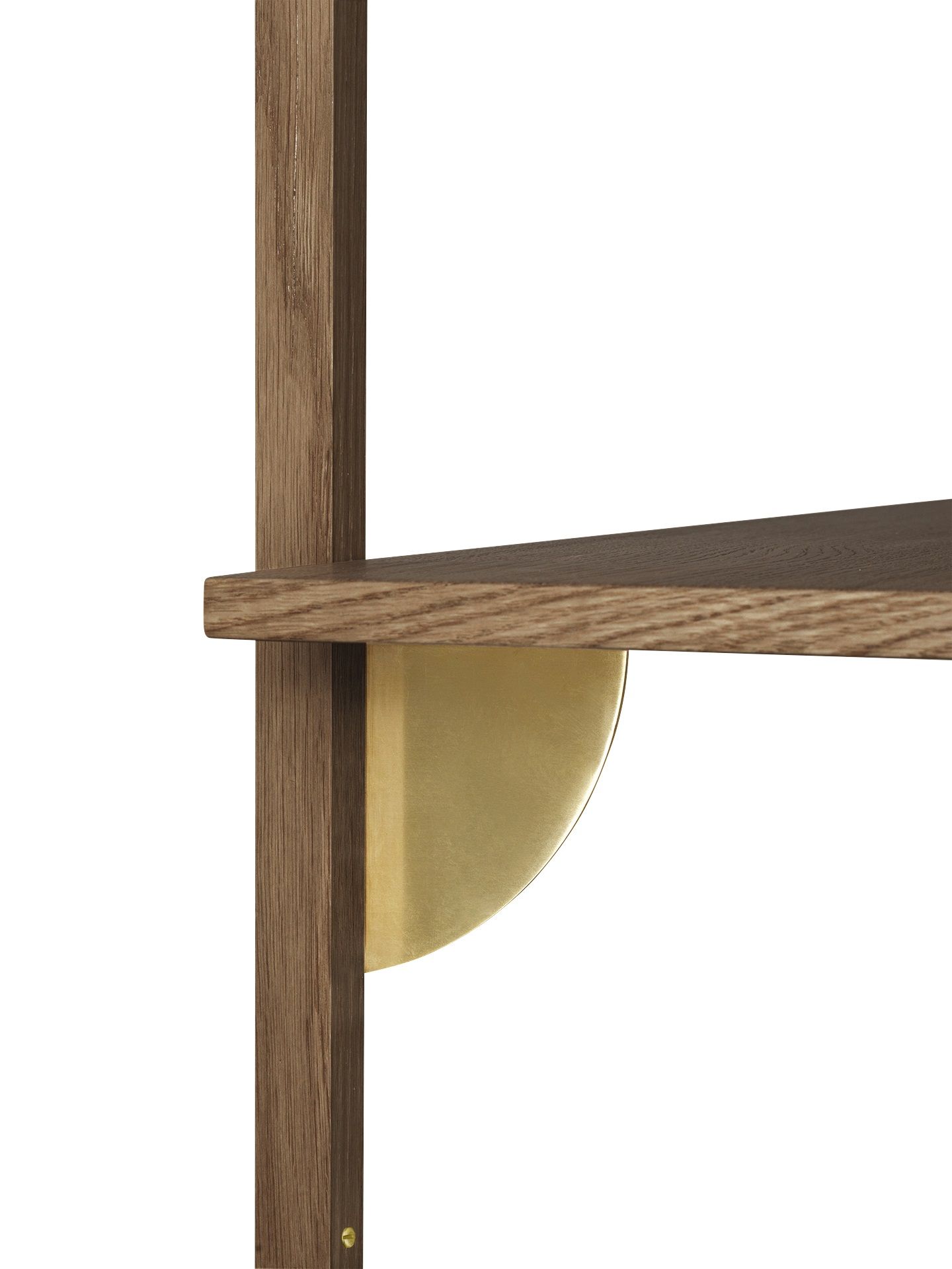 Detailaufnahme des Ferm Living Sector Wandregals mit Holzregal und goldener Halterung.