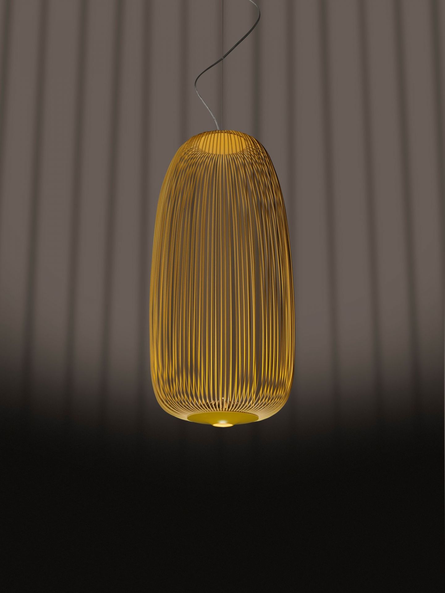 Nahaufnahme der Foscarini Spokes Pendelleuchte in Kupfer, modernes Design mit filigranen Metallstreben.