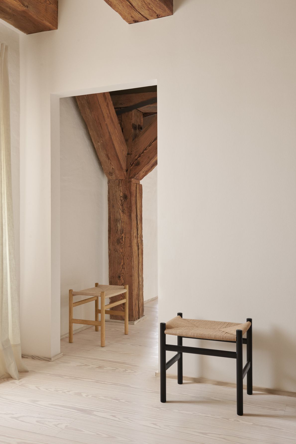 CH53 Hocker von Carl Hansen & Søn: Zwei Hocker mit geflochtenen Sitzen in modernem Interieur.