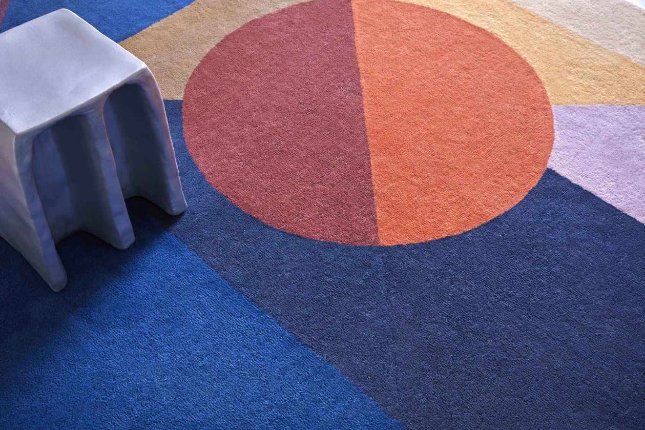 Detailaufnahme des Zoe Kubb Teppichs mit geometrischem Muster und modernem Design in Blau und Orange.