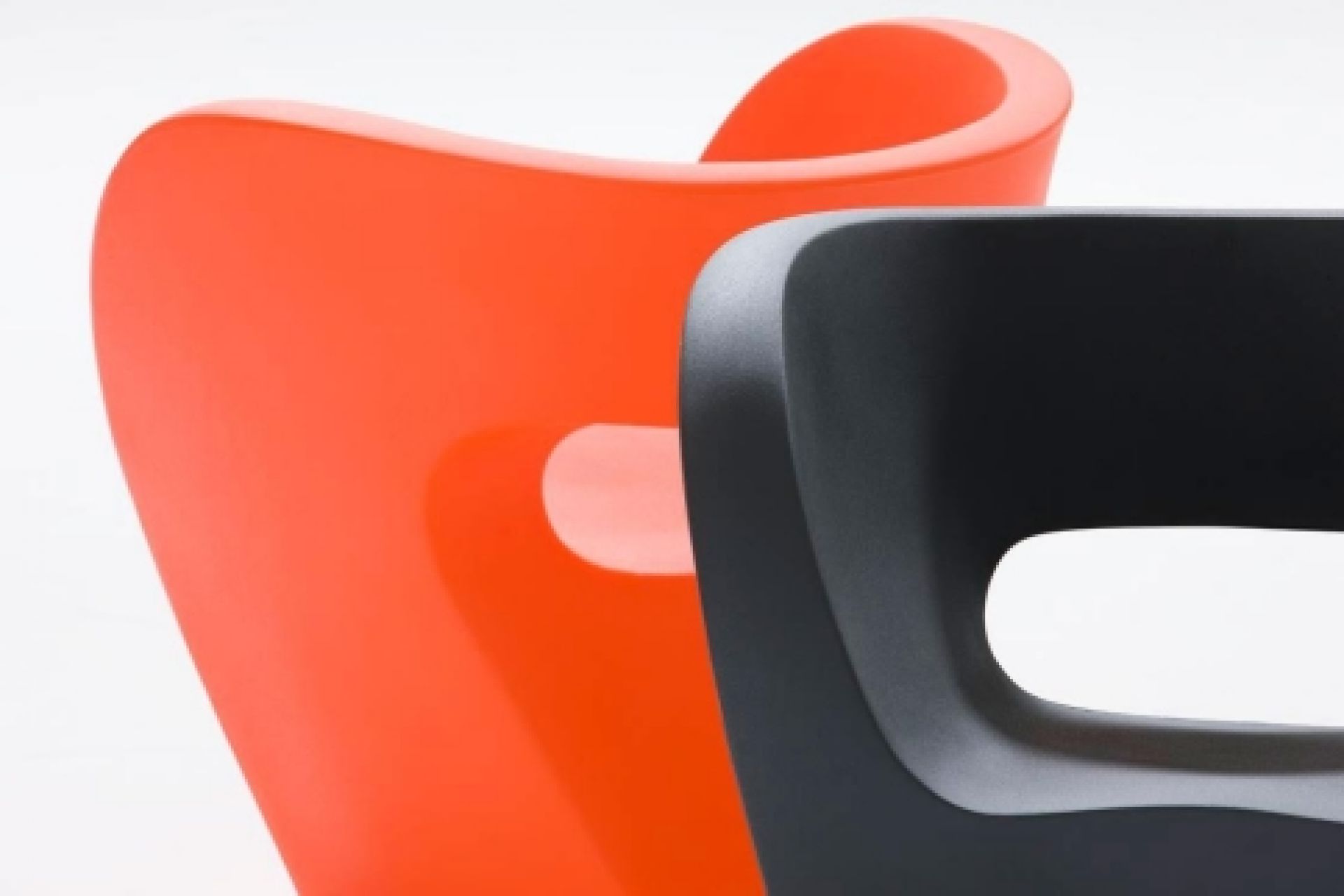 Detailaufnahme: Oranger und grauer Little Albert Sessel von Victoria and Albert, modernes Möbeldesign.