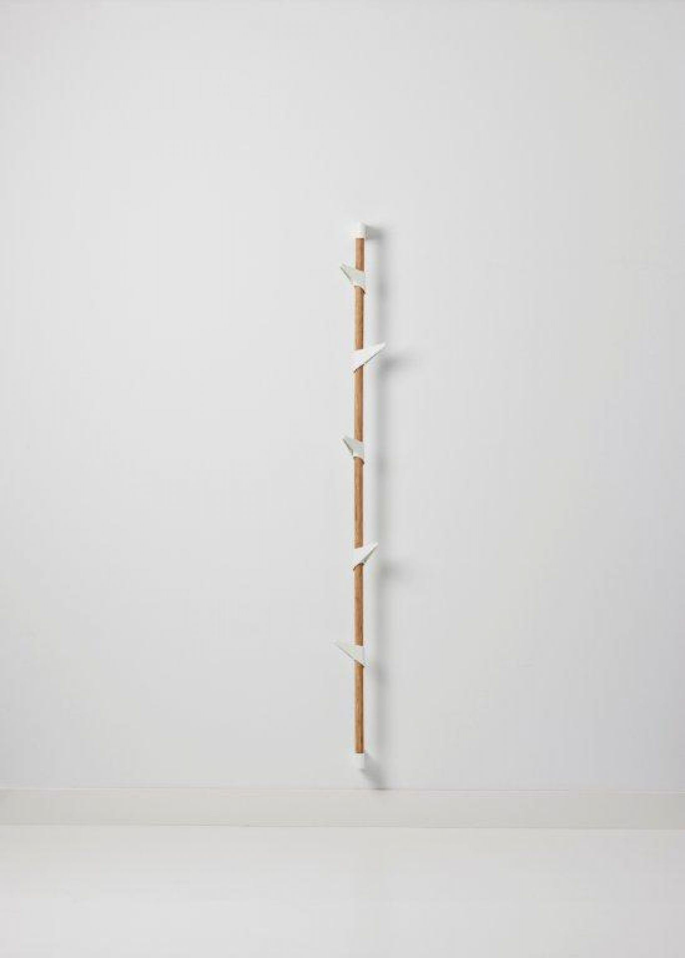 Cascando Wandgarderobe aus Bambus mit weißen Haken, moderne Garderobenlösung für Flur und Eingangsbereich.