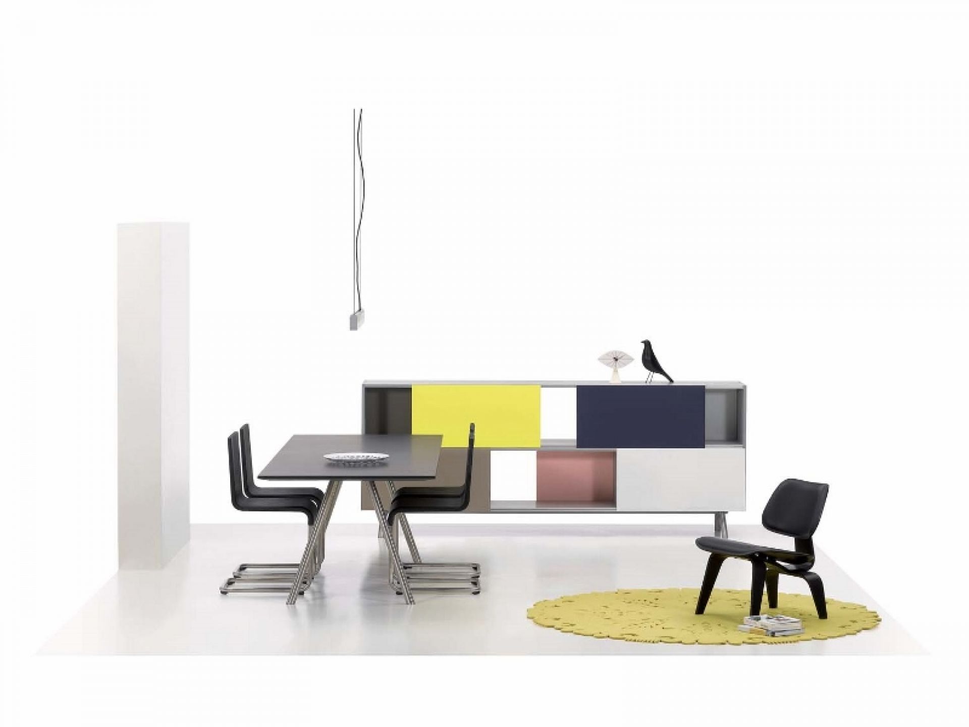 Eames House Bird Skulptur auf Sideboard, Teil einer modernen Esszimmer-Szene. Vitra Designobjekt.