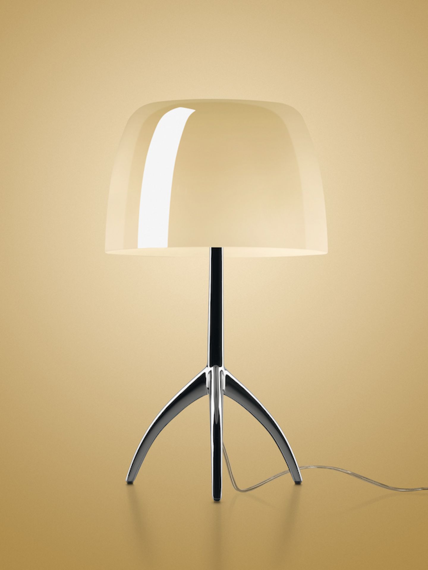 Lumiere Grande Tischleuchte von Foscarini: Aluminium-Gestell, warmweißes Licht, dimmbar. Moderne Tischlampe.