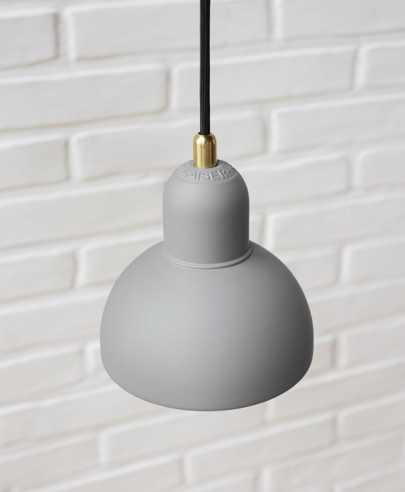 Graue Fritz Hansen Pendelleuchte, Modell 6722-P, mit schwarzem Kabel und Messingdetails.