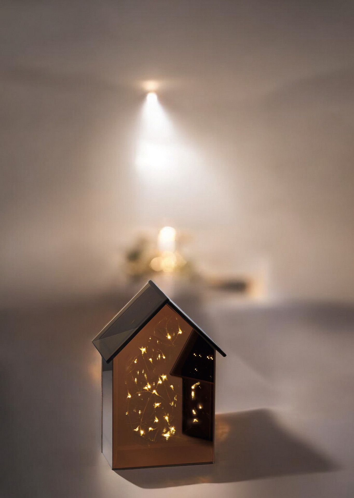 Light House M Philippi: Dekorative Haus-Leuchte mit warmen Lichterketten für stimmungsvolle Beleuchtung.