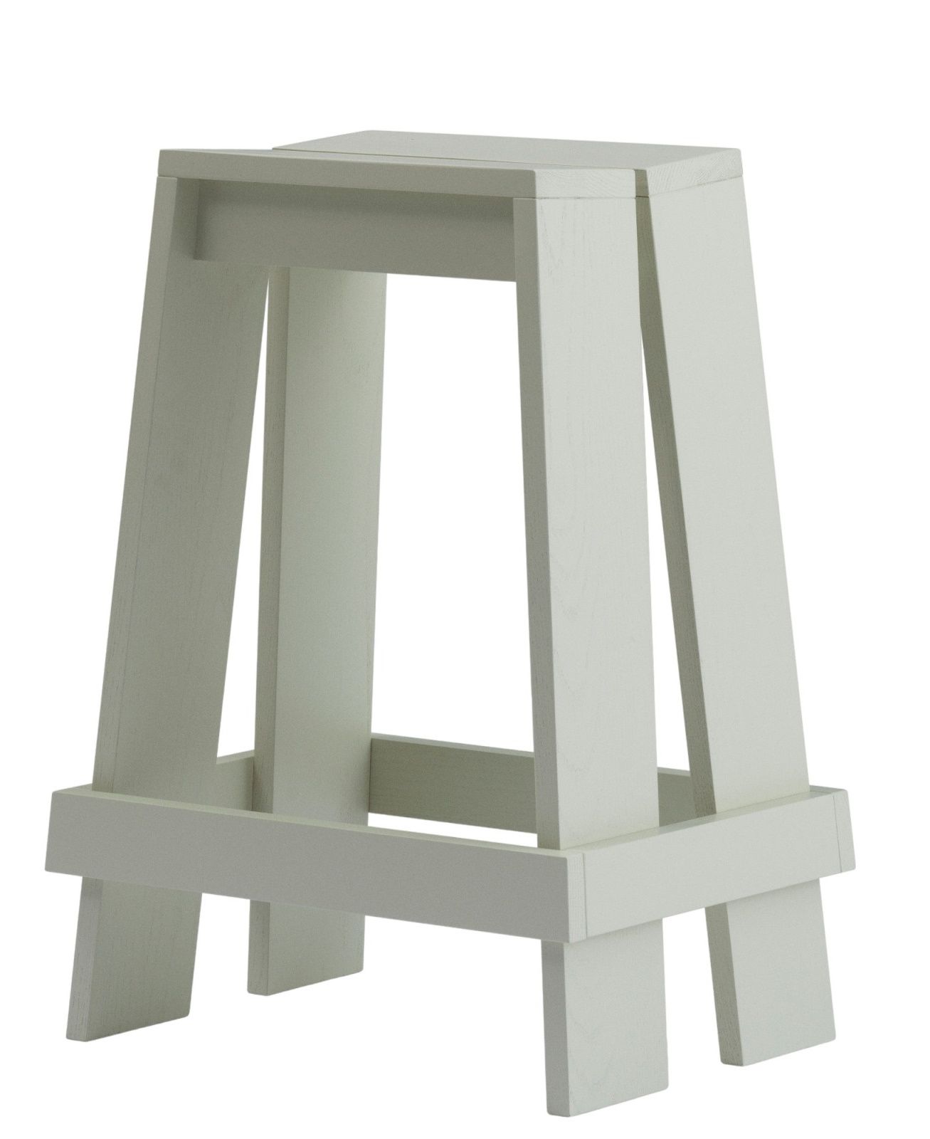 Heller, minimalistischer Barhocker "Let Barstool" von Normann Copenhagen, Höhe 65 cm, aus Holz.