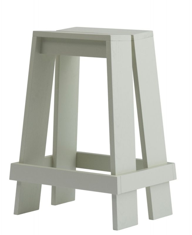 Heller, minimalistischer Barhocker "Let Barstool" von Normann Copenhagen, Höhe 65 cm, aus Holz.