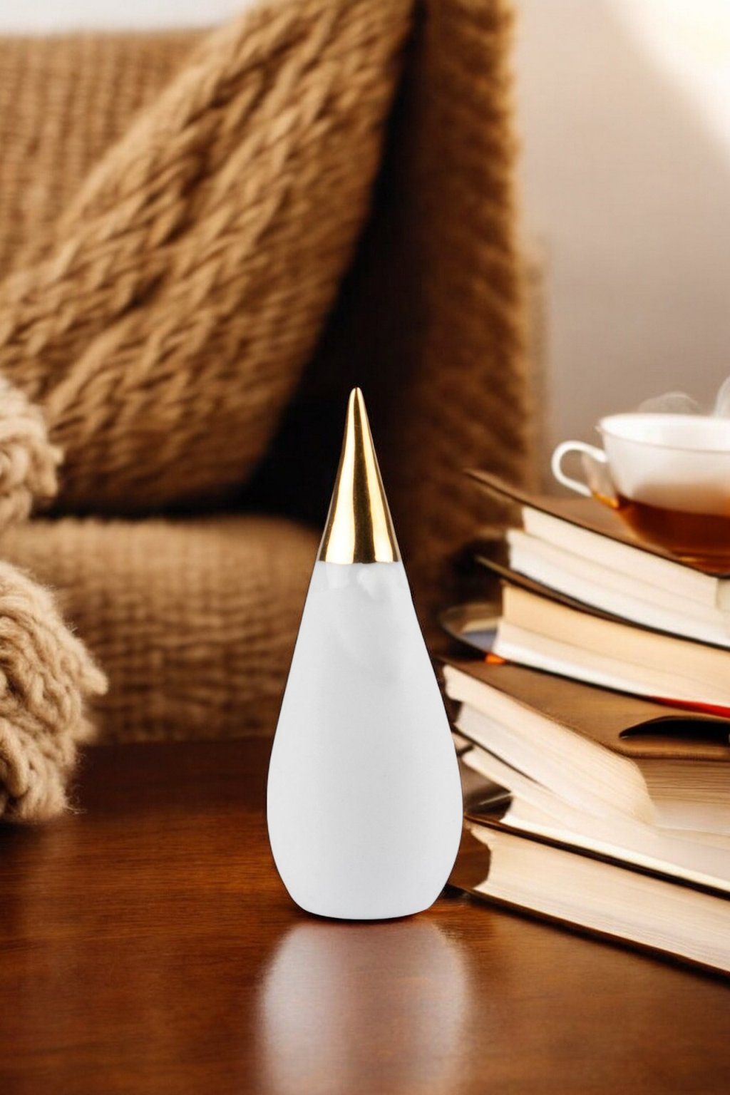 Living Porzellangeschichten Figur mit goldener Spitze, Teil eines Deko-Sets, Einzelstück.