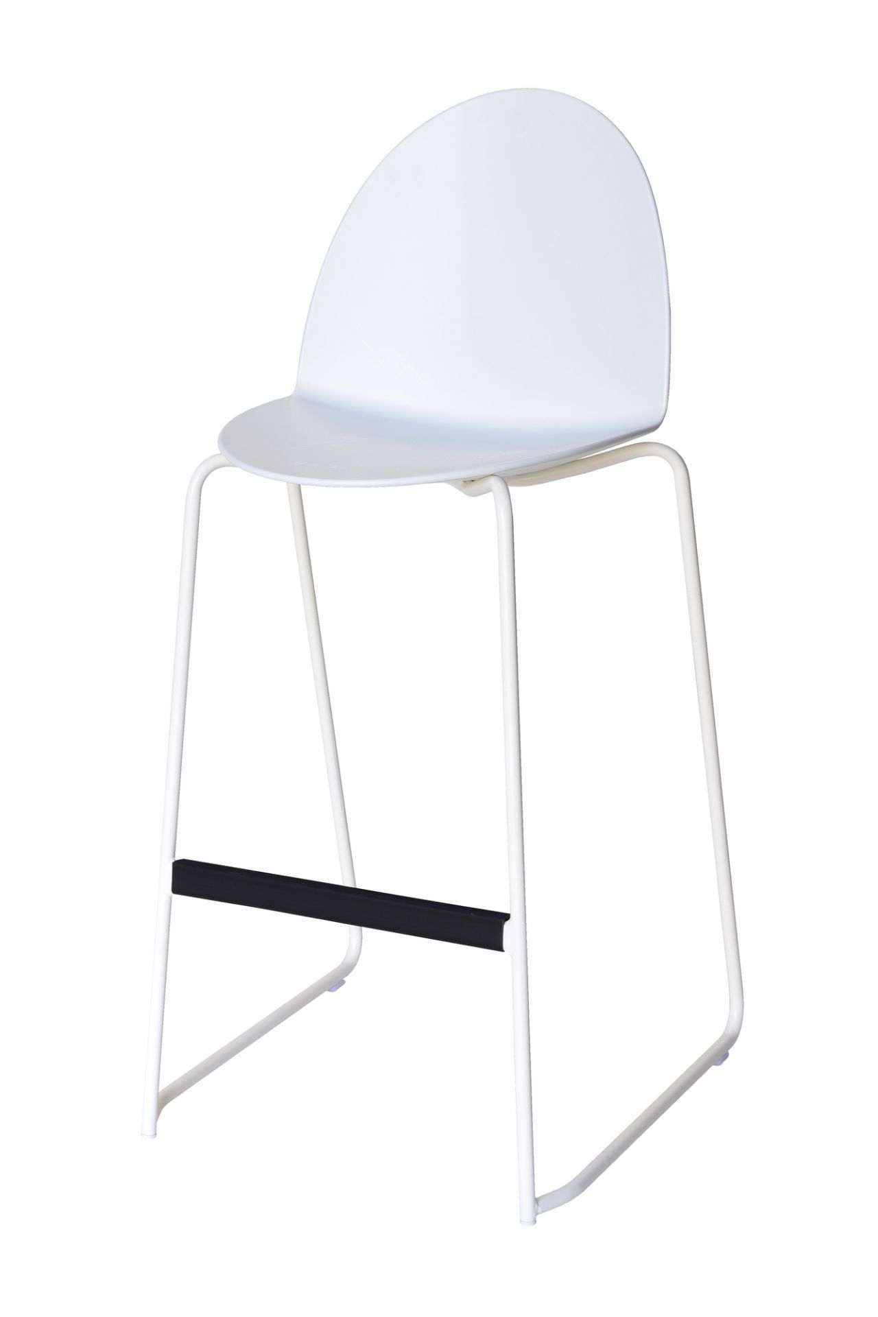 Weißer Camel Barhocker mit Kufengestell von Segis, modernes Design für Küche und Bar.