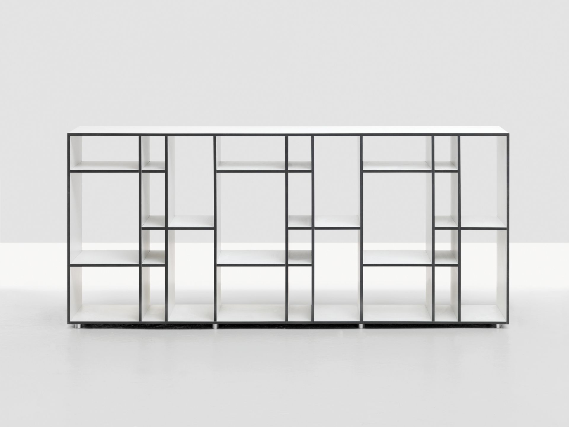Weißes Holzregal "Code 2" mit schwarzem Rahmen und verschiedenen Fächern.