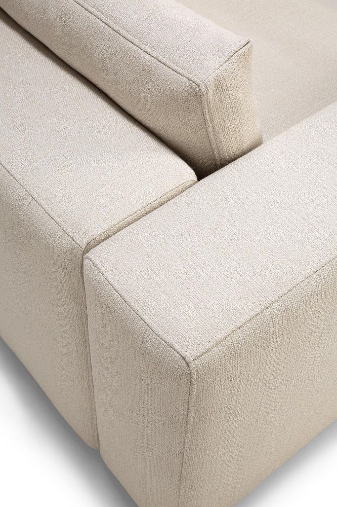 Detailaufnahme des Mellow Sofas von Ethnicraft mit rechter Armlehne in Off White.