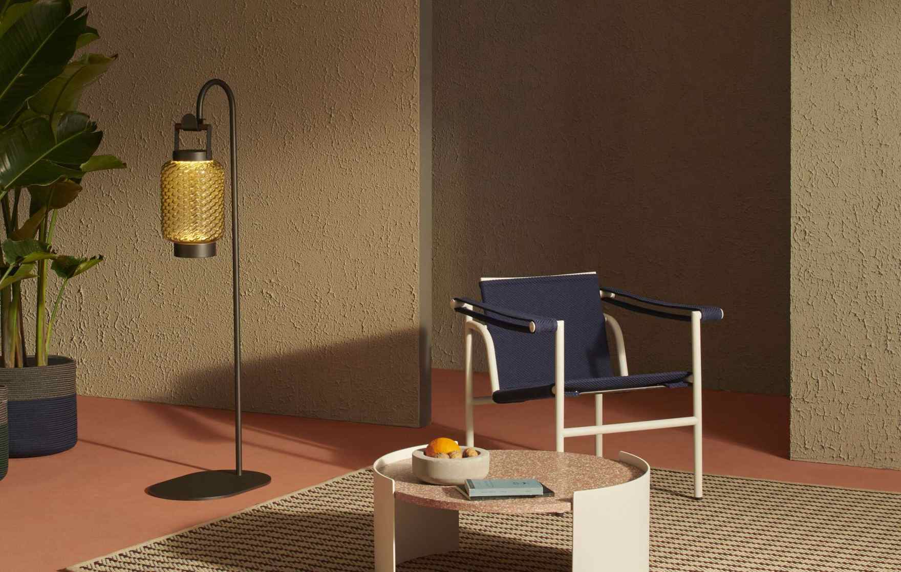 Cassina Ficupala Outdoor Tischleuchte mit Stütze, gelbes Licht, im modernen Ambiente. Akkuleuchte für Garten und Terrasse.