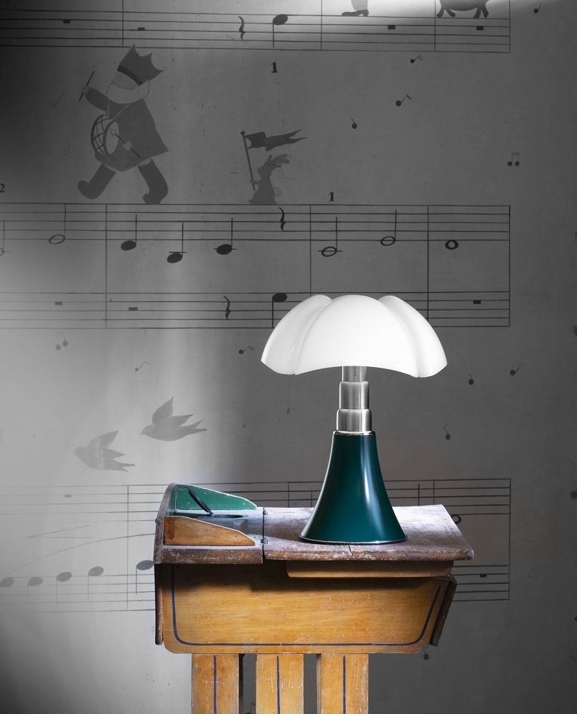 Pipistrello Tischleuchte von Martinelli Luce auf einem alten Schreibtisch, stimmungsvolle Beleuchtung.