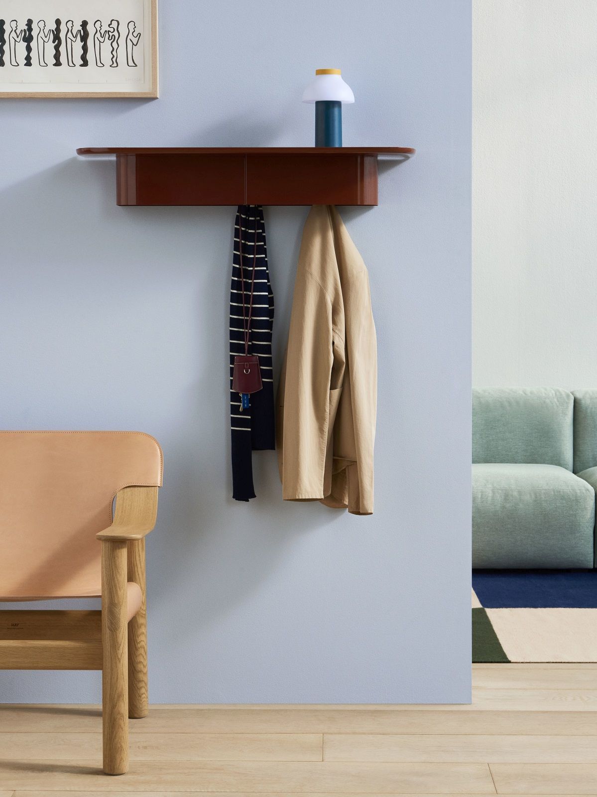 Korpus Shelf Small von Hay: Wandregal aus Holz mit Haken, Schal, Jacke und Lampe.