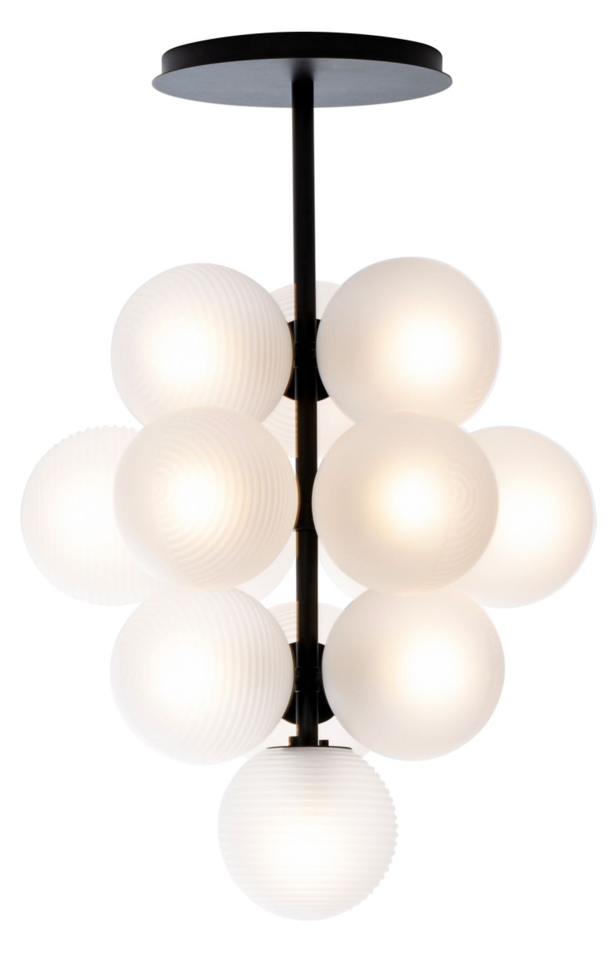 Stellar Grape Pendelleuchte von Pulpo: Moderne Hängelampe mit transparenten Glaskugeln und schwarzem Gestell.