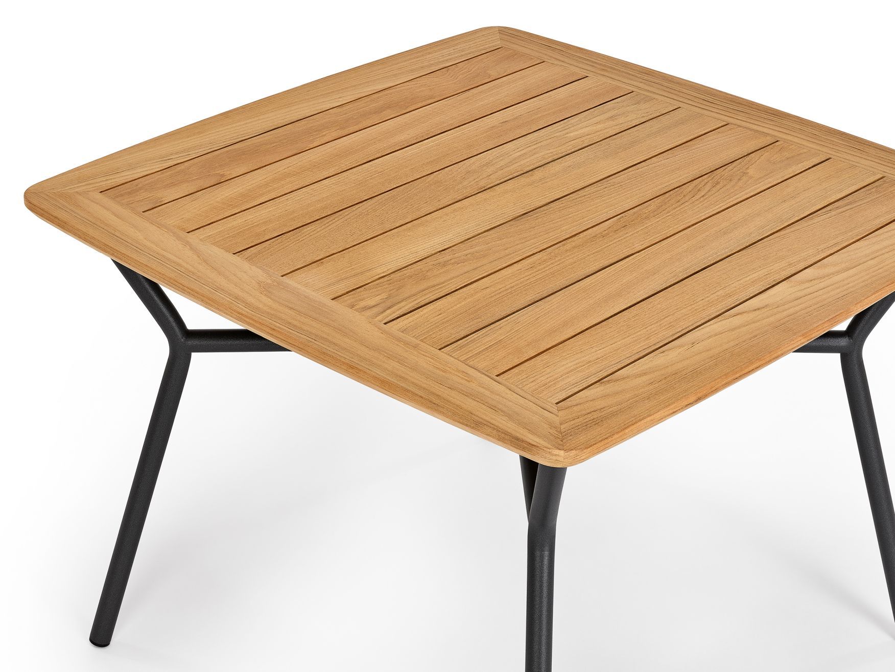 Detailaufnahme des Denia Teak Esstischs von Weishäupl mit schwarzem Gestell für den Außenbereich.