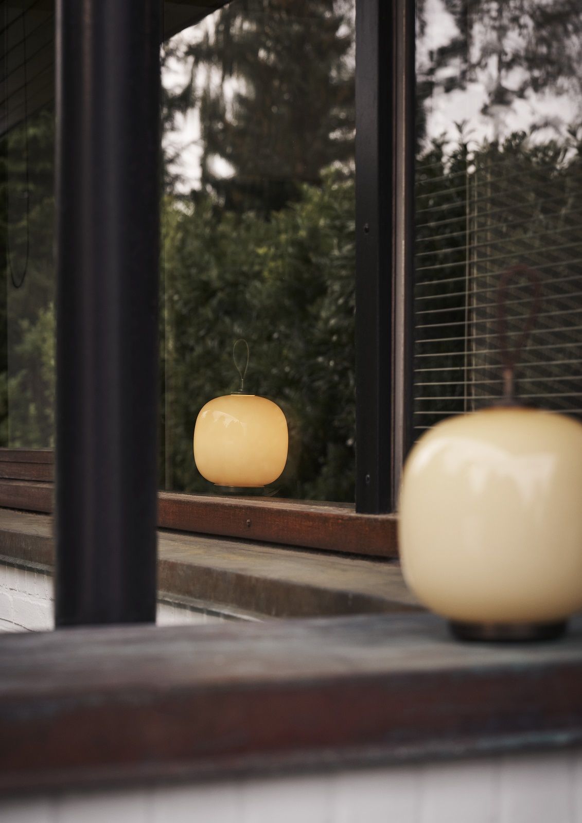 VL 45 Radiohus Tischleuchte von Louis Poulsen, portable Akkuleuchte in Opalglas auf Fensterbank.