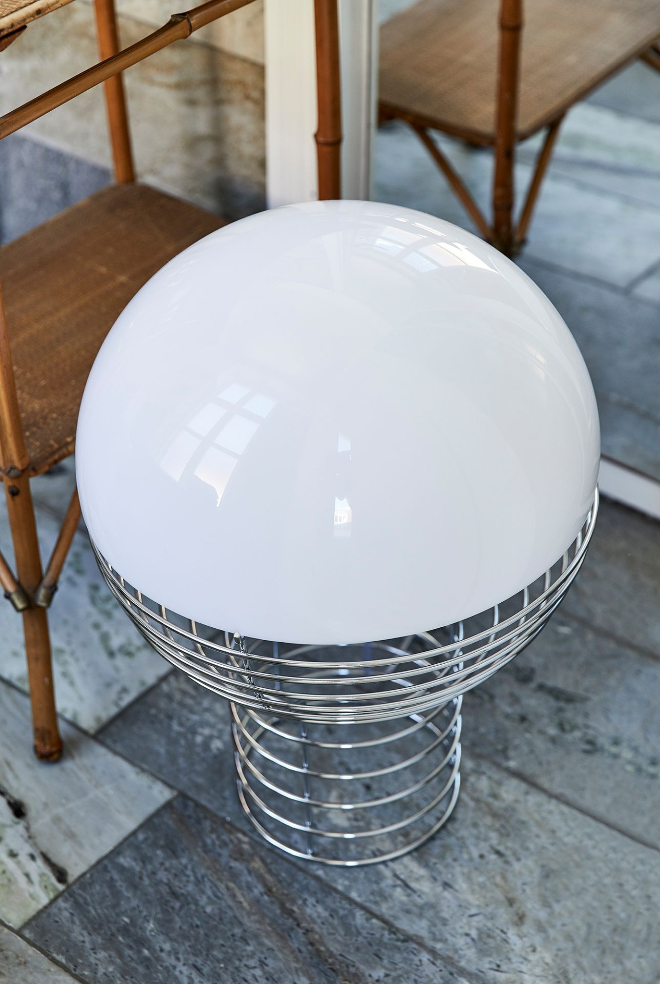 Nahaufnahme der Verpan Wire Large Tischleuchte mit weißem Kugelschirm und verchromtem Drahtgestell.