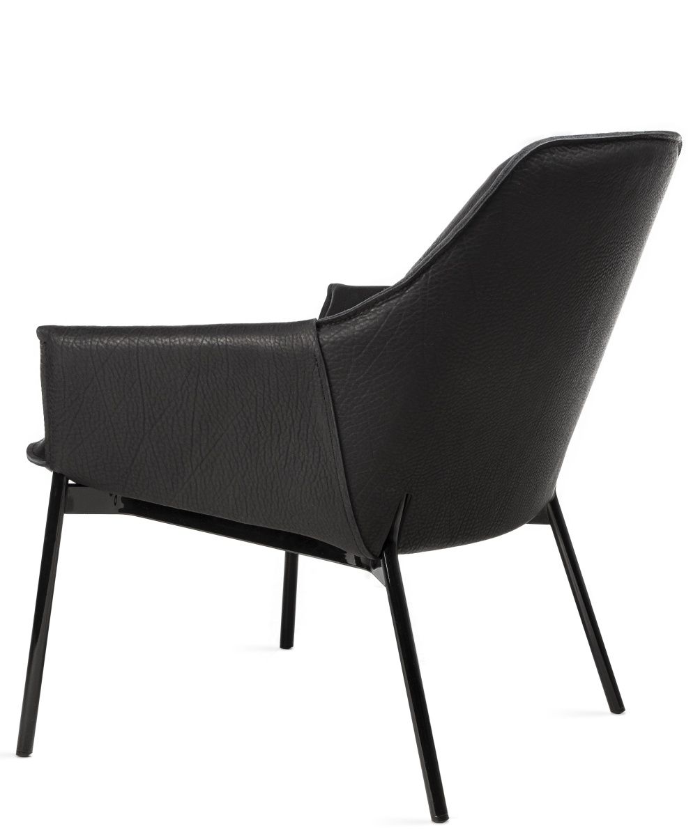 Schwarzer Grace Lounge Chair von Freifrau Manufaktur, niedriger Sessel mit Lederbezug und Metallbeinen.