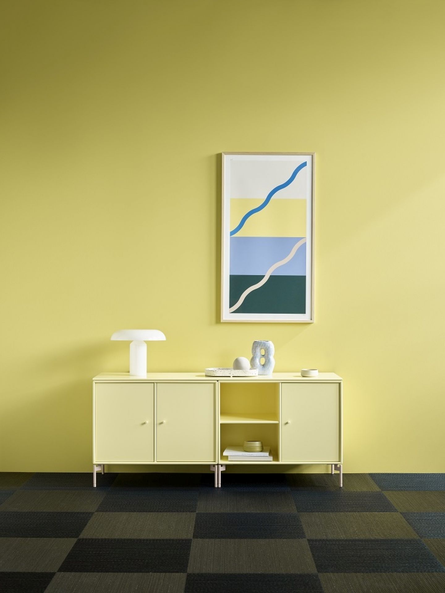 Gelbes Montana Sideboard Low mit zwei Türen und offenem Fach vor gelber Wand.