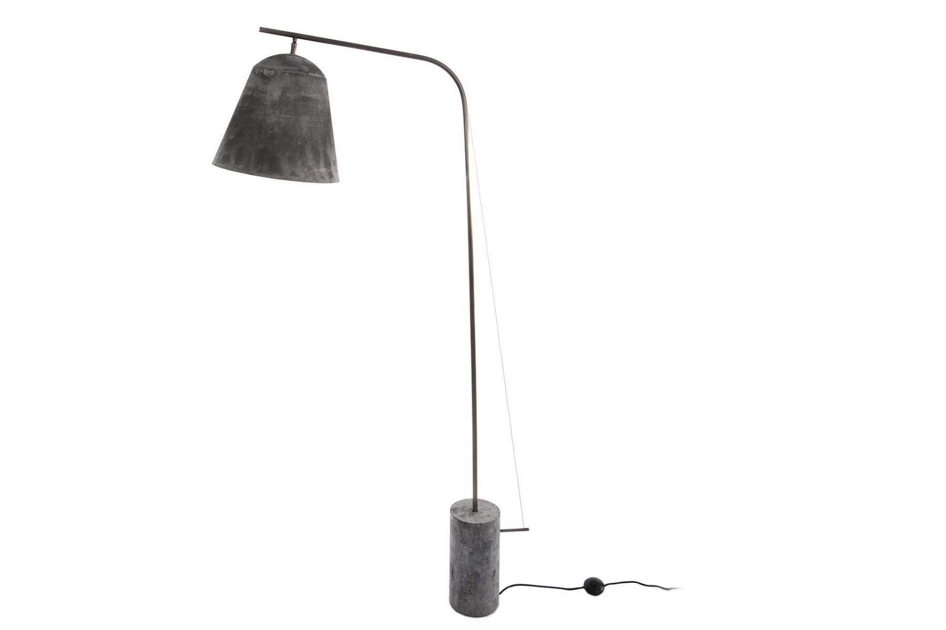 Line Two Stehleuchte von NORR11 in Weiß: Moderne Bodenleuchte mit grauem Lampenschirm und zylindrischem Fuß.