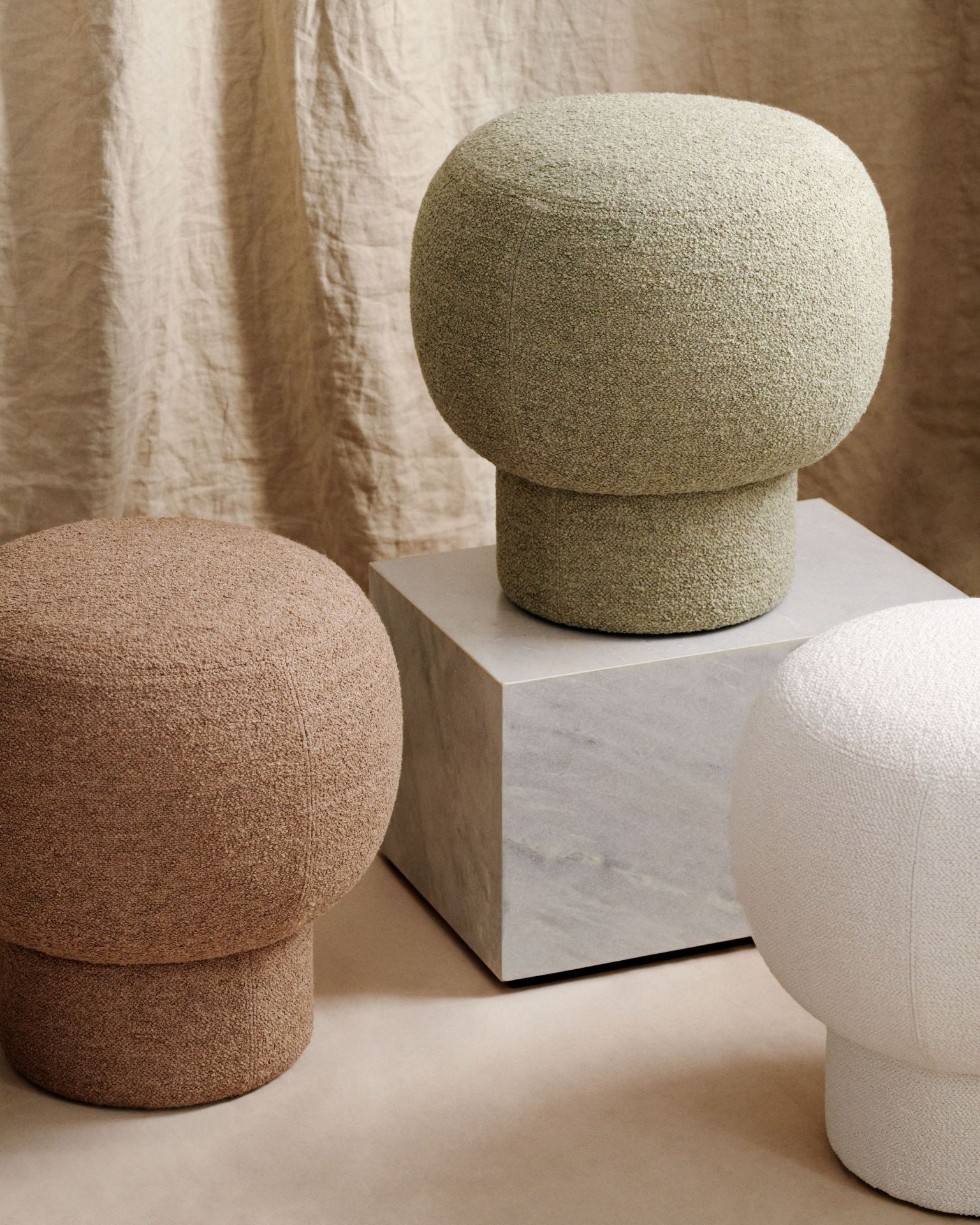 Drei Liége Poufs von Norr11 in Beige, Braun und Grün, moderne Sitzmöbel aus Stoff.