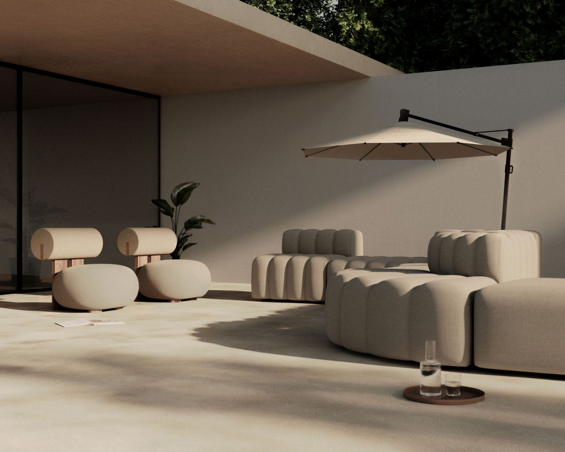 Beige Hippo Lounge von Norr11 im Außenbereich mit Sonnenschirm und minimalistischem Design.