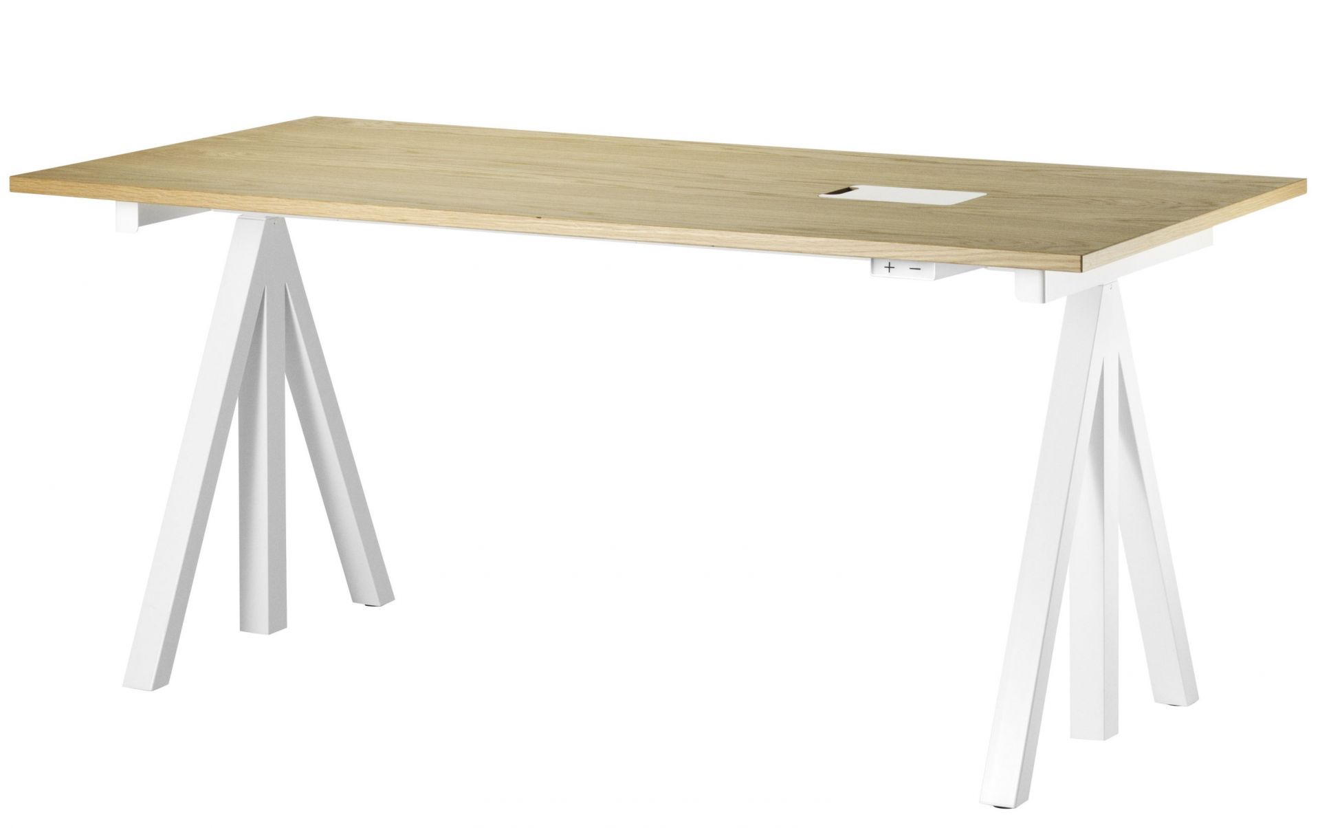 String Furniture Schreibtisch höhenverstellbar aus Eiche mit weißen Beinen und Kabeldurchlass. Ergonomischer Bürotisch.