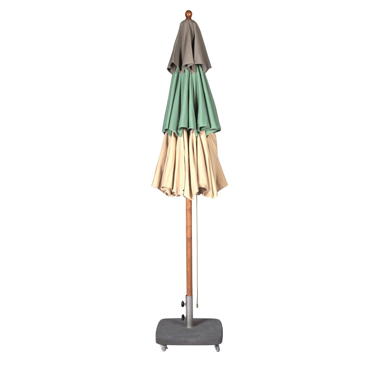 Weishäupl Teakschirm, dreifarbiger Sonnenschirm geschlossen mit Holzständer und grauem, rollbarem Betonsockel für Garten und Terrasse.