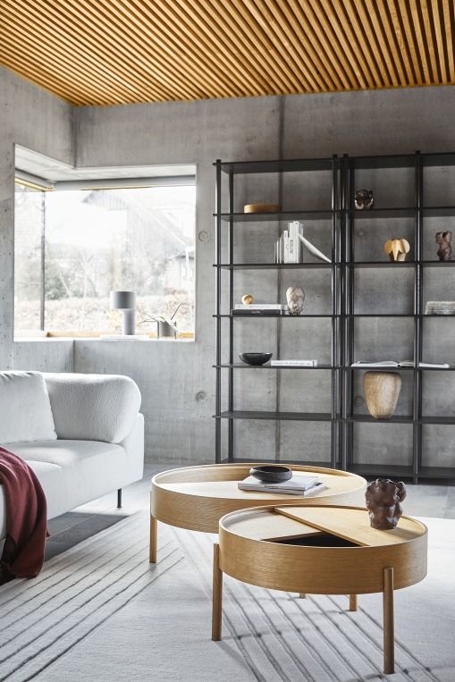 Wohnzimmer mit Kyoto Teppich von Woud, hellem Sofa und Holztischen. Moderner Einrichtungsstil.