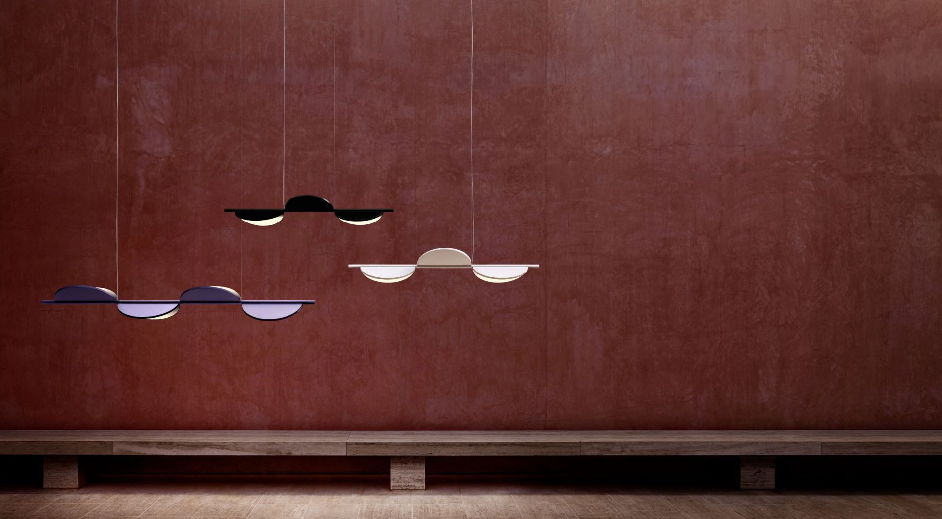 Almendra Linear S3 Pendelleuchte Flos Nude: Drei moderne Hängelampen in Schwarz, Nude und Violett.