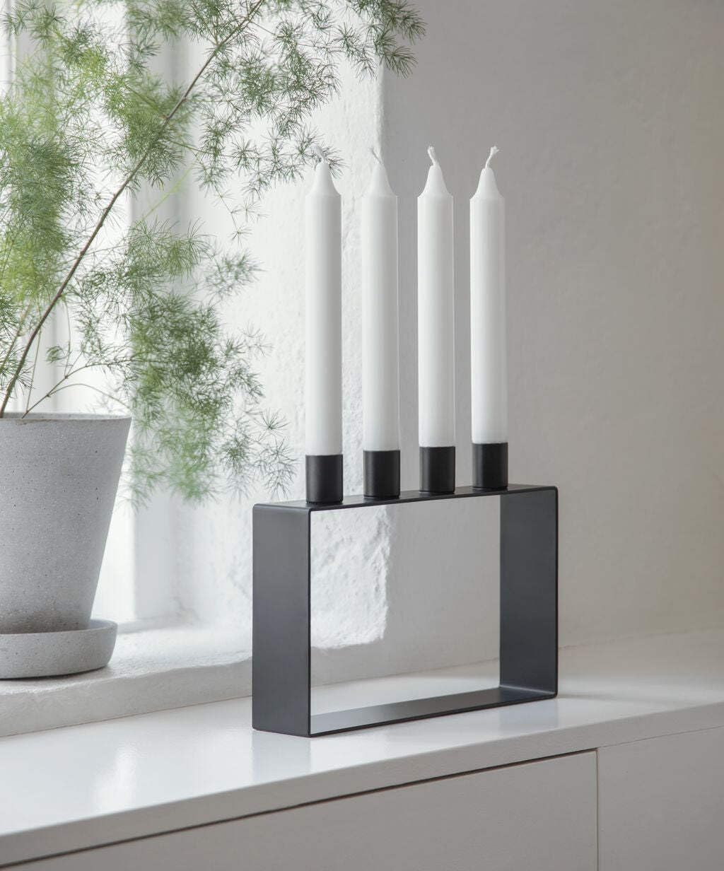 Schwarzer Frame Kerzenhalter 4-flammig von Novoform mit weißen Kerzen, moderne Dekoration für stimmungsvolles Licht.