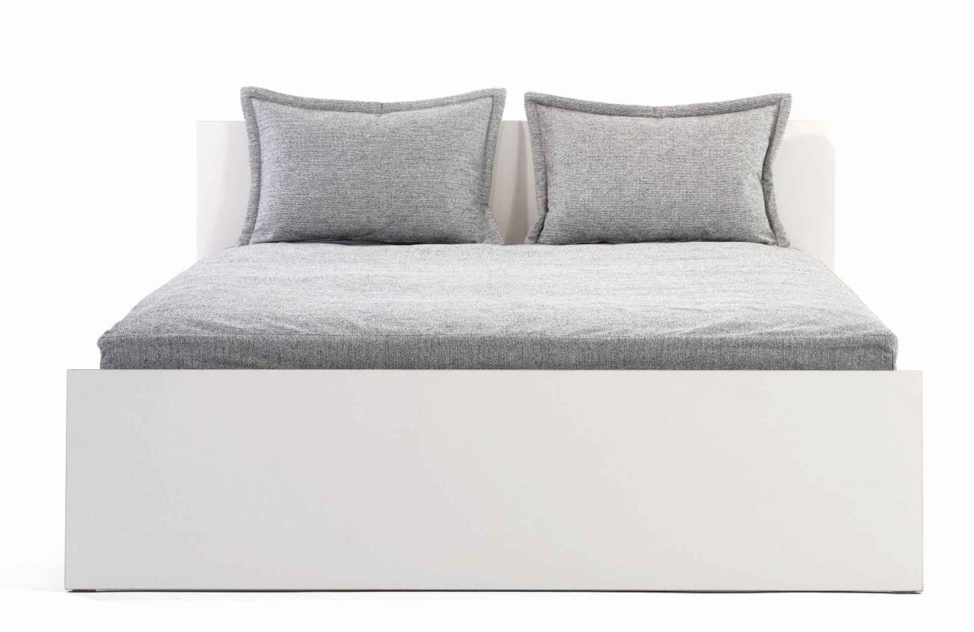 Weißes Stockholm Bett von Richard Lampert mit hohem Kopfteil und grauer Bettwäsche.