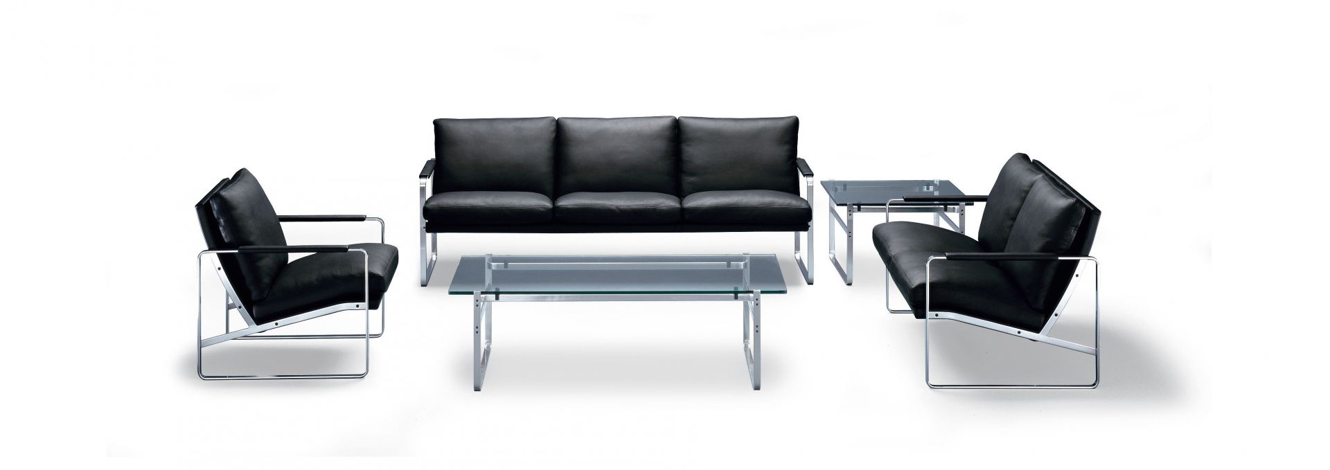 Schwarzer 710 Fabricius Sessel von Walter Knoll mit Sofa und Glastischen auf weißem Hintergrund.