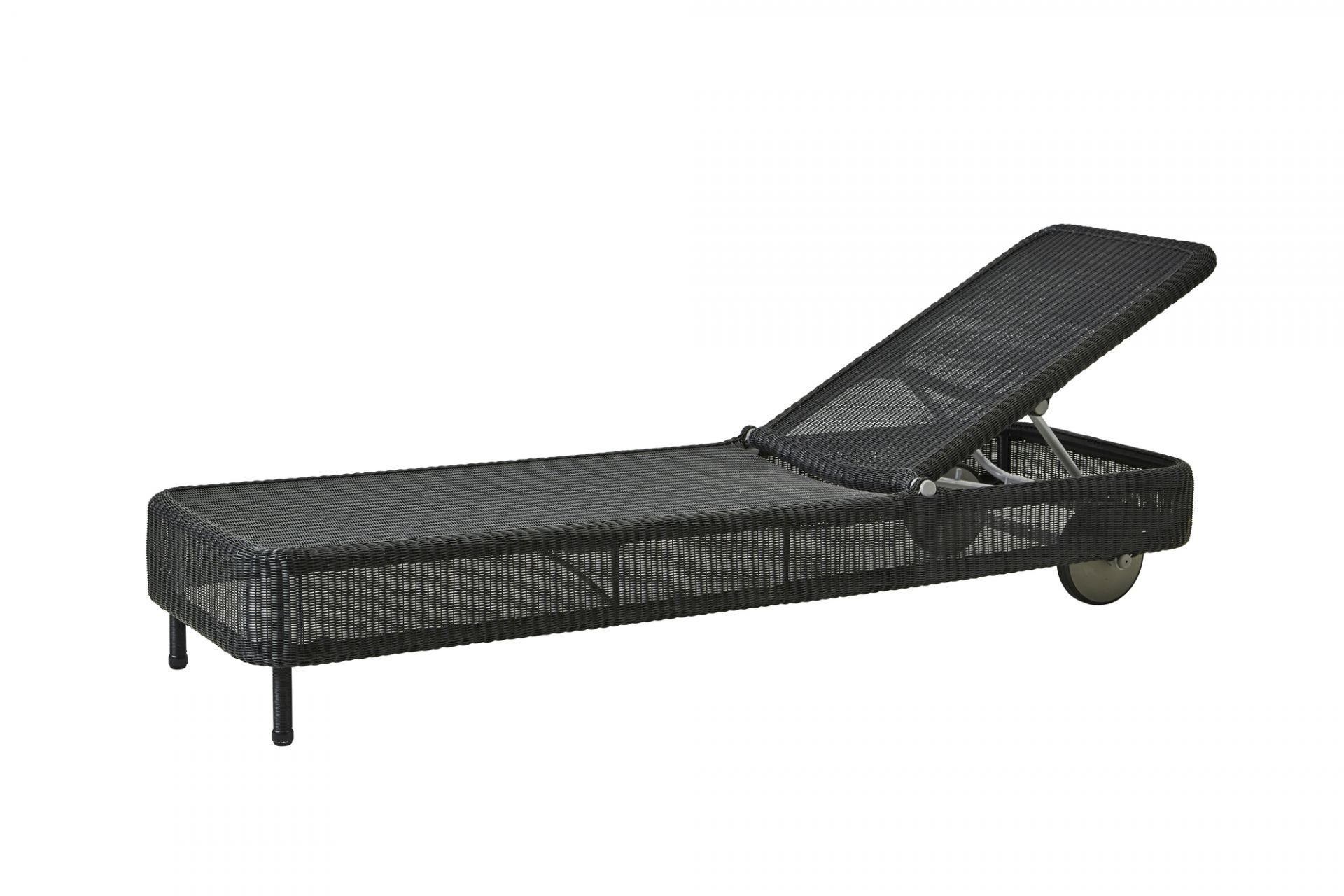 Schwarze Cane-Line Sonnenliege "Presley" für den Garten, mit verstellbarer Rückenlehne und Rädern.