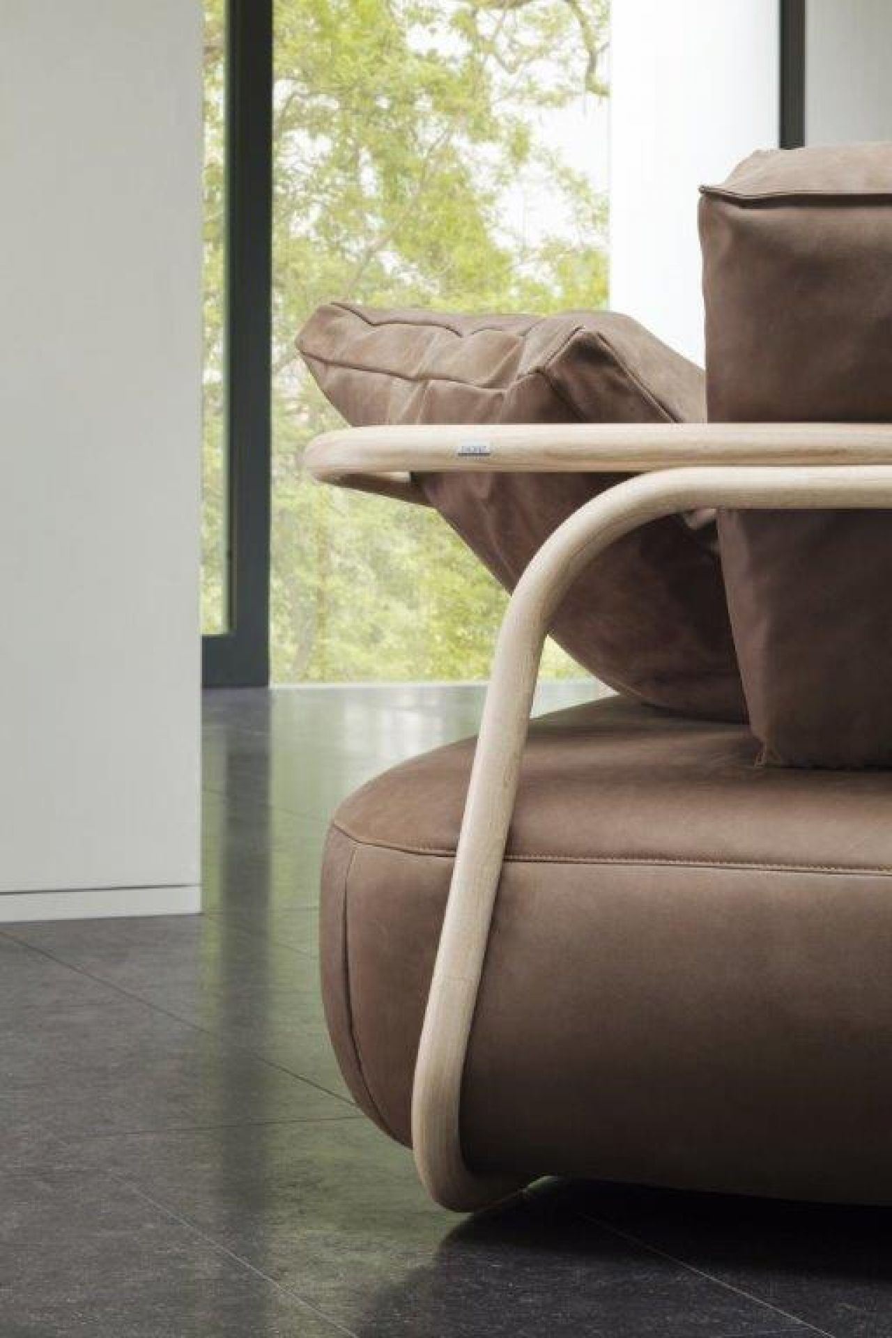Detailaufnahme des 2002 Bugholz-Sofas von Thonet mit braunem Leder und hellem Holzrahmen.