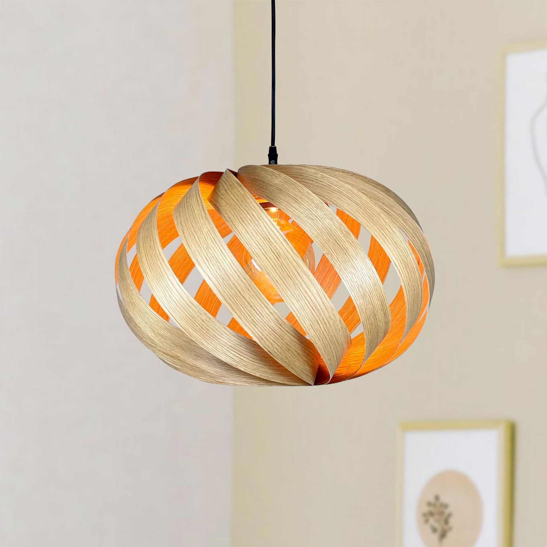 Serentia Hängeleuchte aus Eiche, Durchmesser 55 cm. Moderne Pendelleuchte mit warmem Lichtschein.