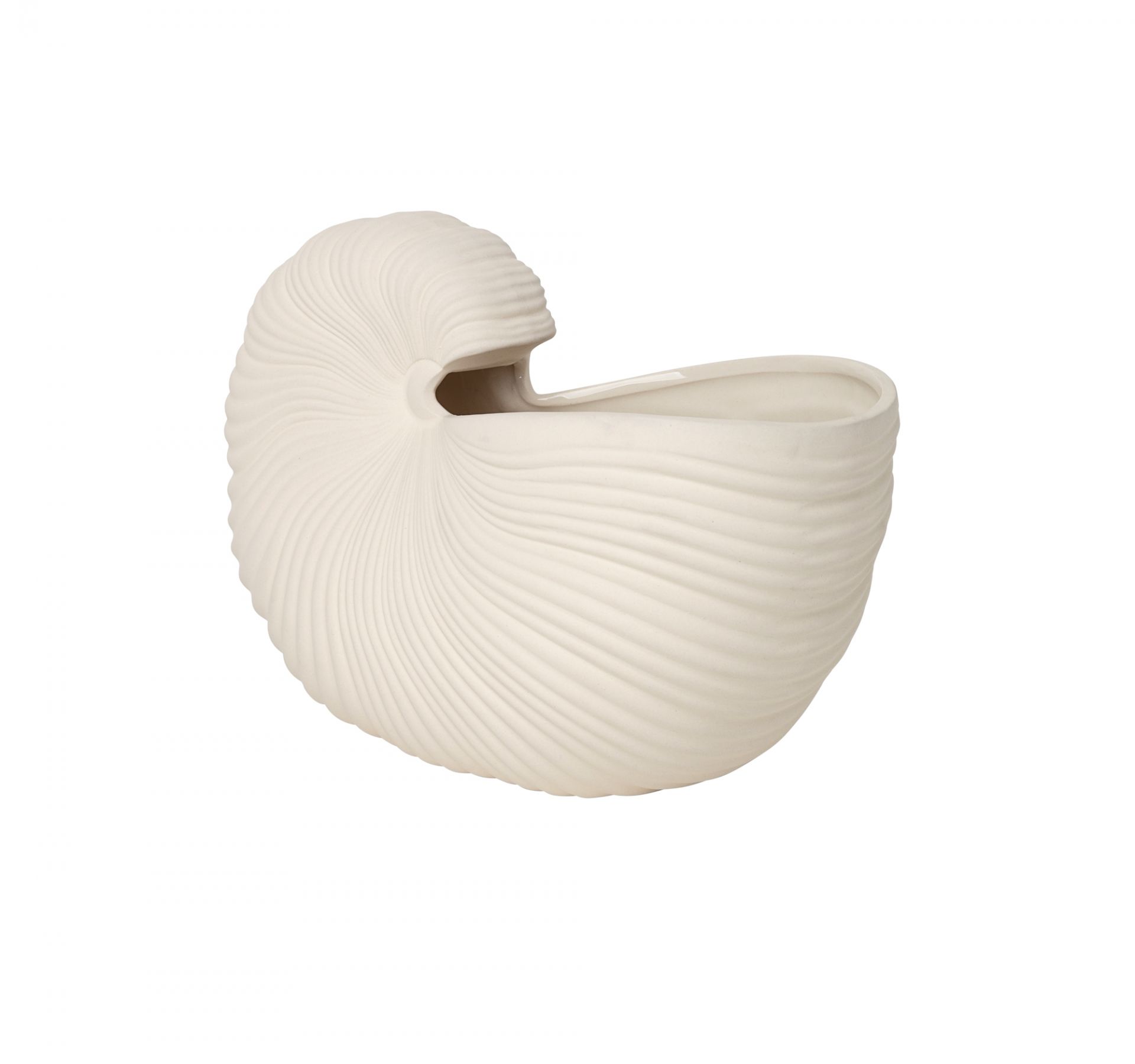 Nahaufnahme der Ferm Living Shell Pot Vase, einer beigen, muschelförmigen Keramikvase.