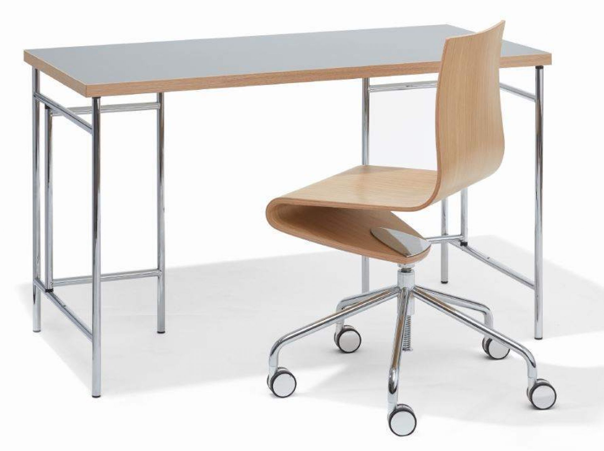 Eiermann Tisch mit verchromtem Gestell und Bürostuhl aus Holz mit Rollen im Detail.