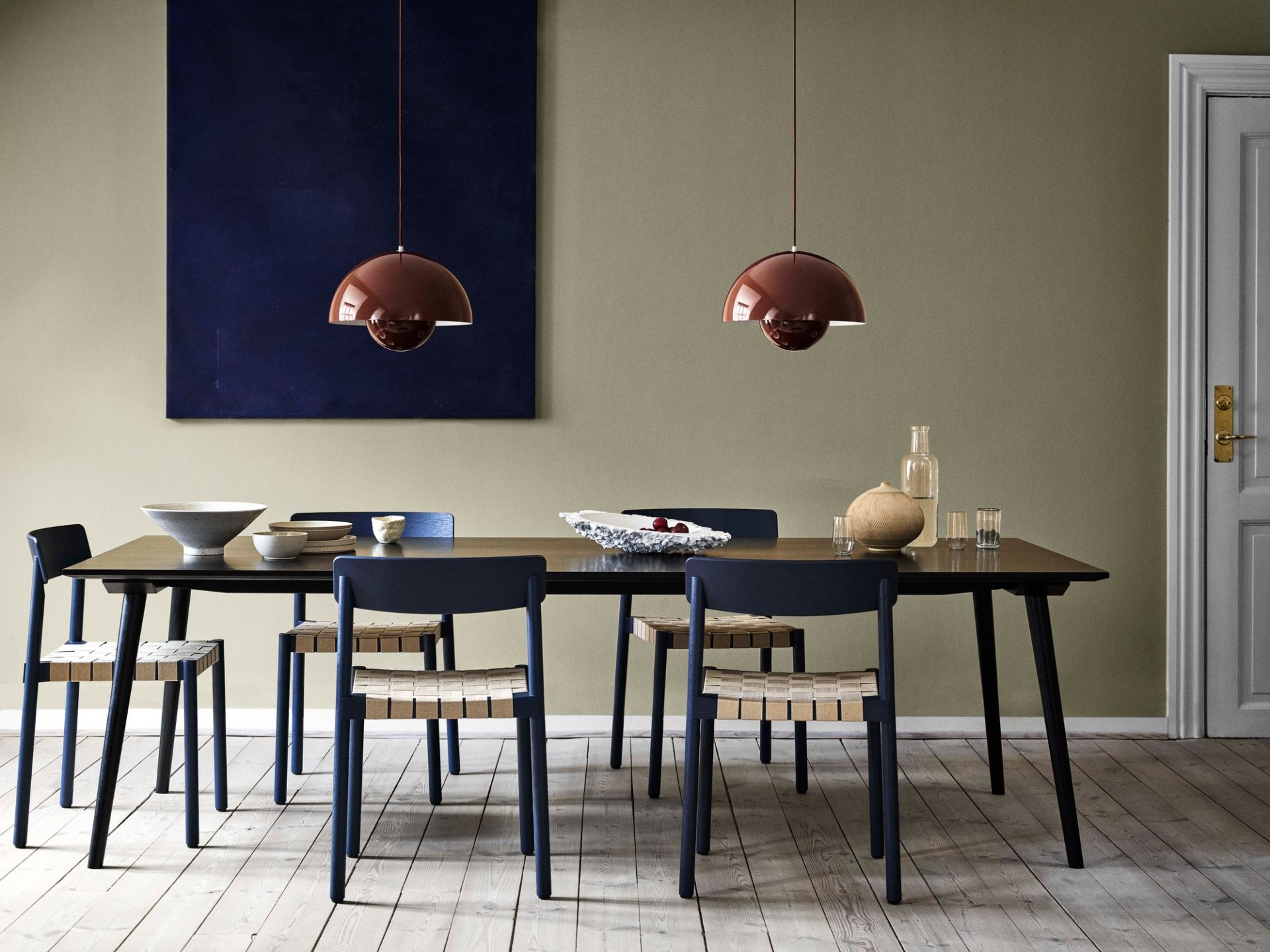 Esszimmer mit Flowerpot Pendelleuchten in Kupferrot von AndTradition über einem Esstisch.