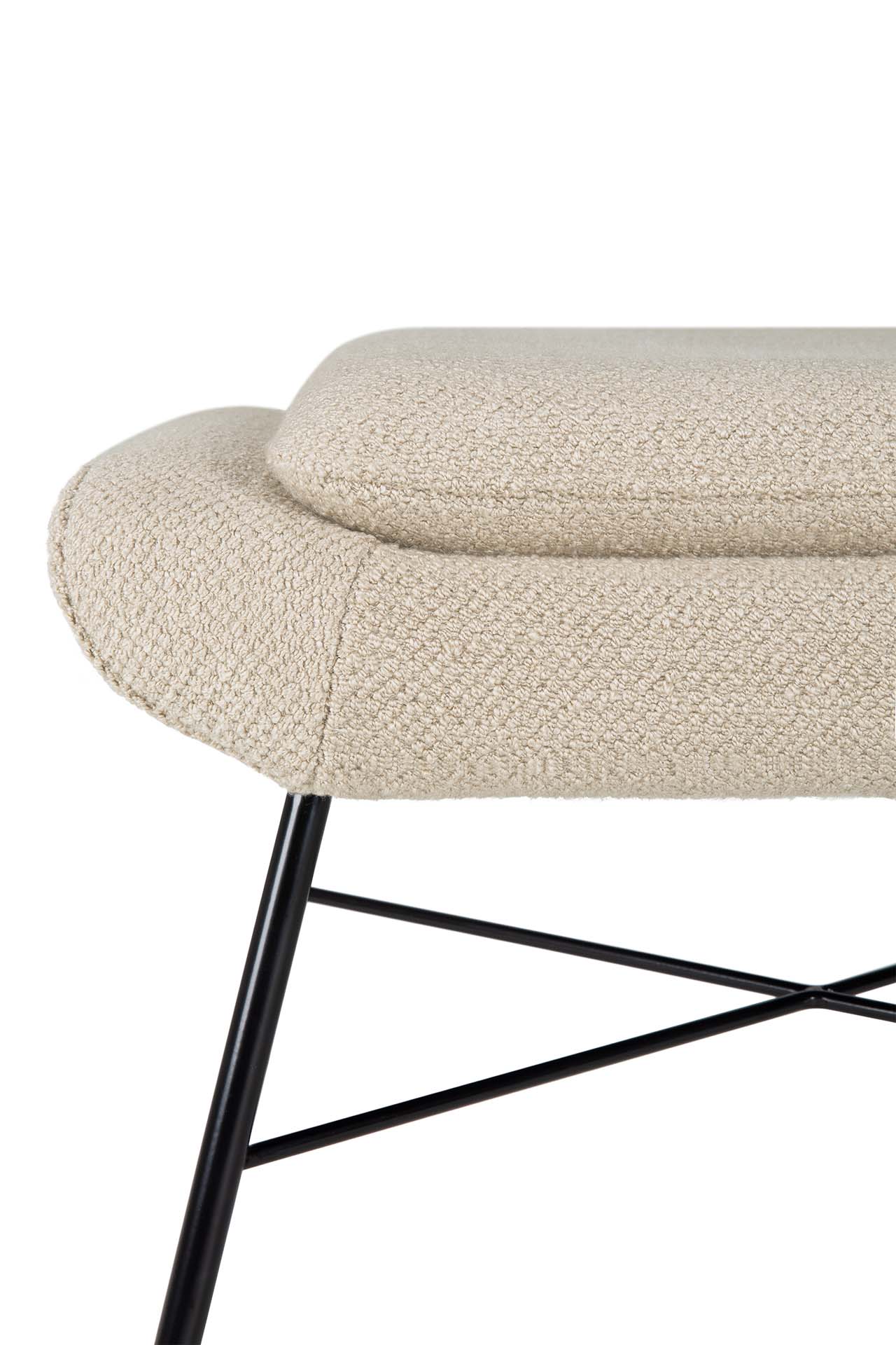 Detailaufnahme: Ethnicraft Barrow Fußhocker mit beigem Stoffbezug und schwarzem Metallgestell.