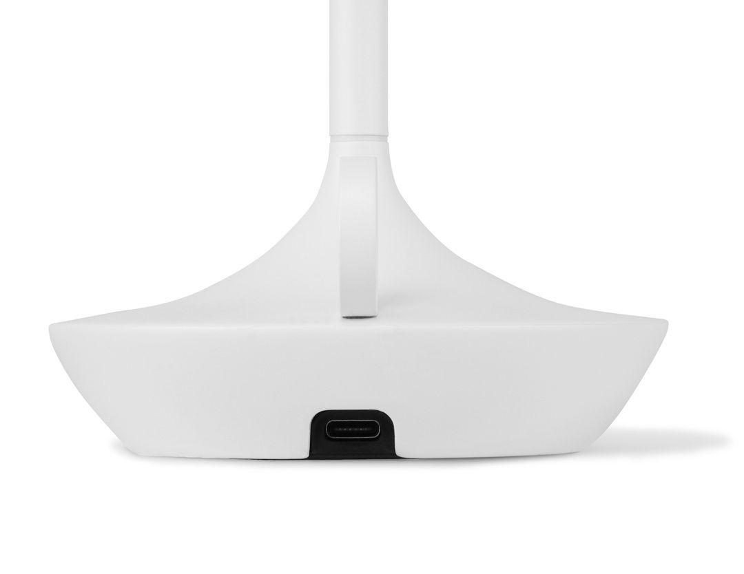 Detailaufnahme der weißen Graypants Wick Akkuleuchte mit USB-Anschluss für einfaches Aufladen.