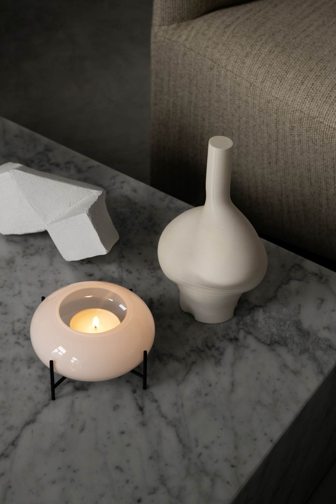 Detailaufnahme des Plinth Low Beistelltischs von Audo in Schwarz Marquina Marmor mit Deko-Objekten.