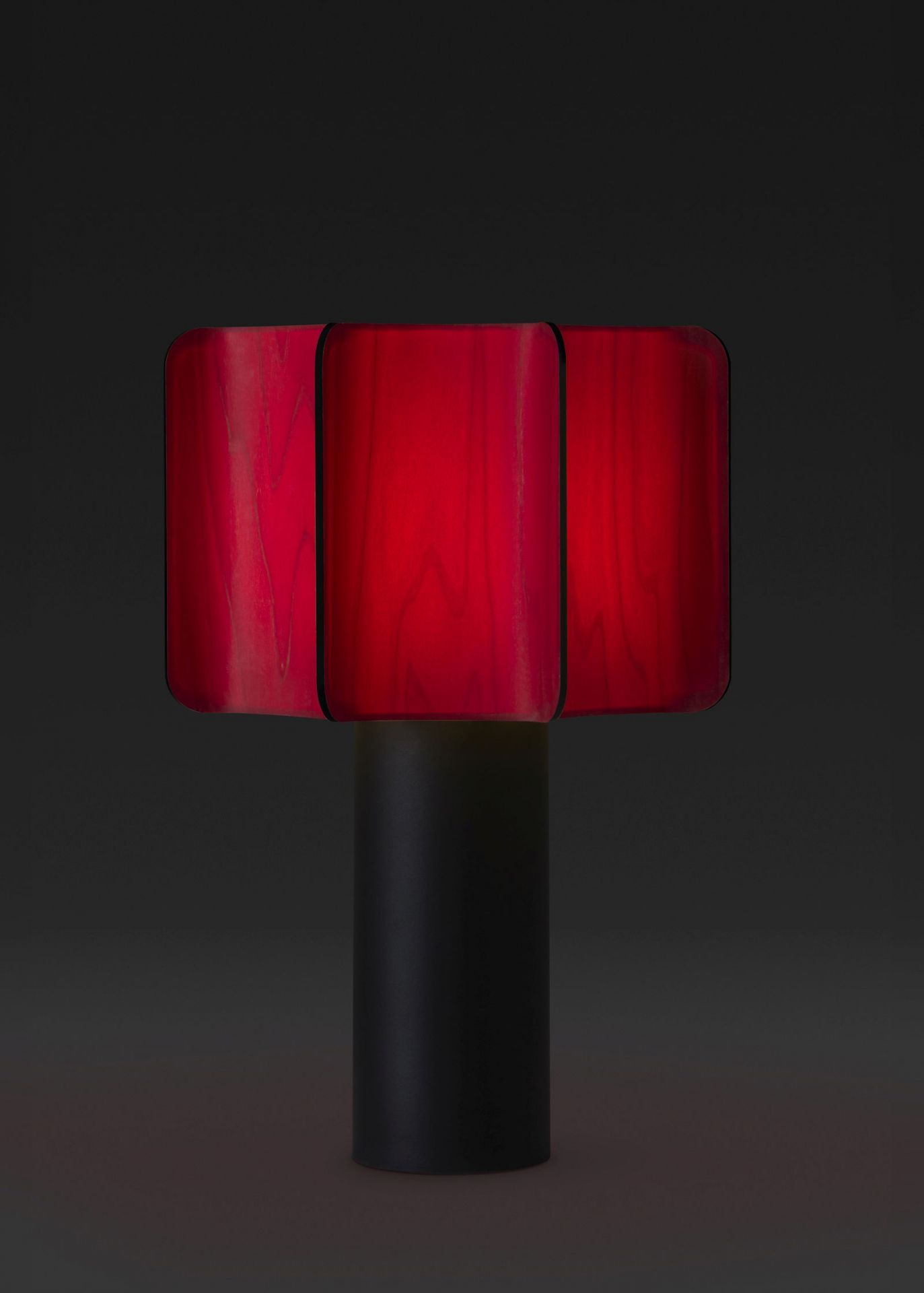 Rote Kactos Tischleuchte von LZF Lamps mit schwarzem Fuß und warmem Licht.